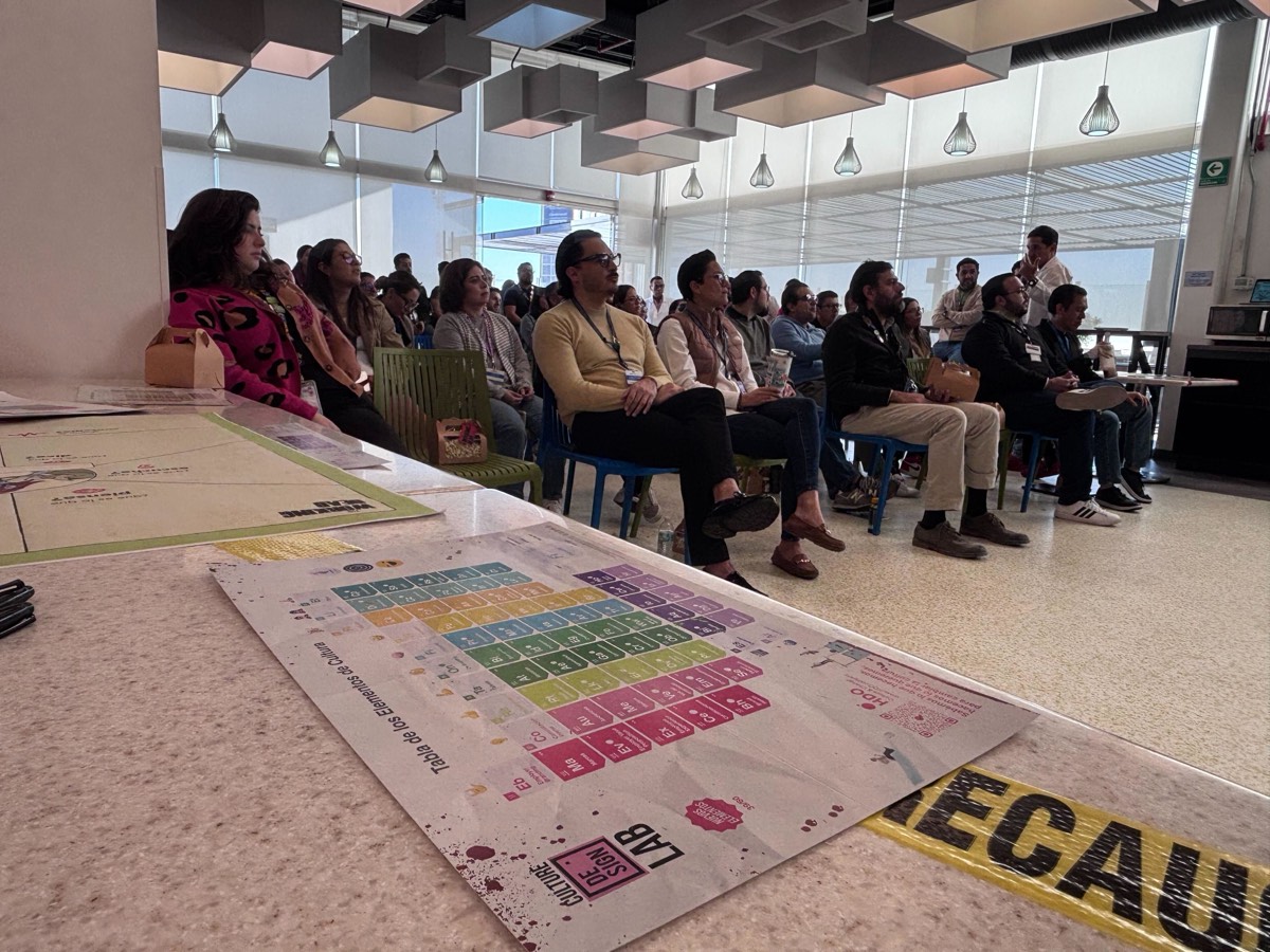 Audiencia numerosa participando en una activación con los tableros del juego
